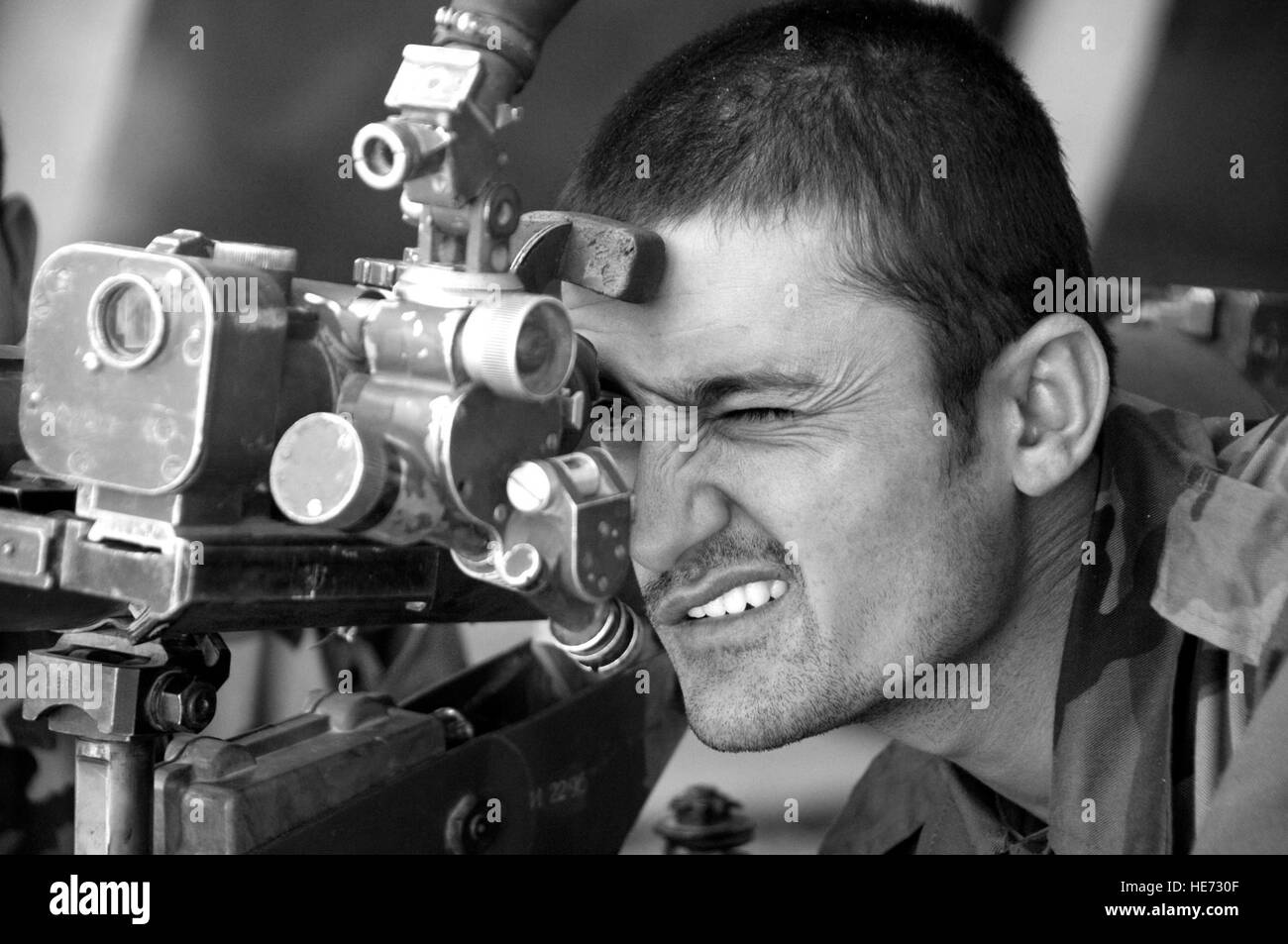 100510-F-1020B-014 Kabul - Un esercito nazionale afghano soldier guarda attraverso gli occhi dalla vista di un SPG-9 Kopye, a 73 millimetro calibro pistola recoilless sviluppato dall'Unione Sovietica, durante una delle armi pesanti di classe al militare di Kabul Centro formazione Maggio 8, 2010. Le tre settimane di classe di armi è uno dei 11 Advanced combattere i corsi di formazione offerti dopo la formazione di base. Il personale Sgt. Sarah Brown/) Foto Stock