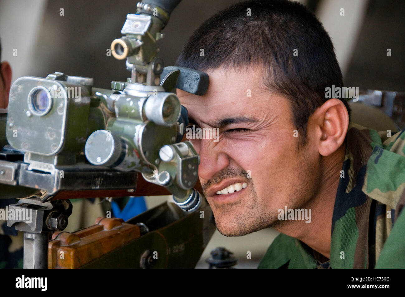 100510-F-1020B-014 Kabul - Un esercito nazionale afghano soldier guarda attraverso gli occhi dalla vista di un SPG-9 Kopye, a 73 millimetro calibro pistola recoilless sviluppato dall'Unione Sovietica, durante una delle armi pesanti di classe al militare di Kabul Centro formazione Maggio 8, 2010. Le tre settimane di classe di armi è uno dei 11 Advanced combattere i corsi di formazione offerti dopo la formazione di base. Il personale Sgt. Sarah Brown/) Foto Stock