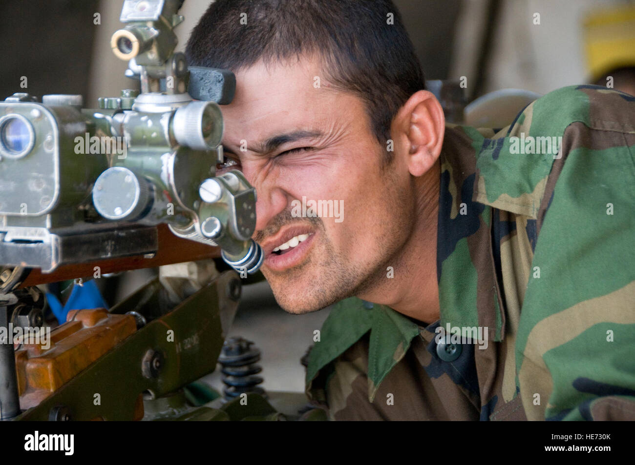 100510-F-1020B-013 Kabul - Un esercito nazionale afghano soldier guarda attraverso gli occhi dalla vista di un SPG-9 Kopye, a 73 millimetro calibro pistola recoilless sviluppato dall'Unione Sovietica, durante una delle armi pesanti di classe al militare di Kabul Centro formazione Maggio 8, 2010. Le tre settimane di classe di armi è uno dei 11 Advanced combattere i corsi di formazione offerti dopo la formazione di base. Il personale Sgt. Sarah Brown/) Foto Stock