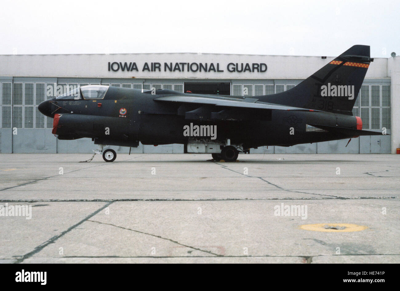 Un A-7D Corsair II aeromobili da 124Tactical Fighter Squadron, Iowa Air National Guard, poggia sulla linea di volo durante i preparativi per la distribuzione per Yokota Air Base, Giappone, a partecipare in esercizio a far fronte a nord. Foto Stock