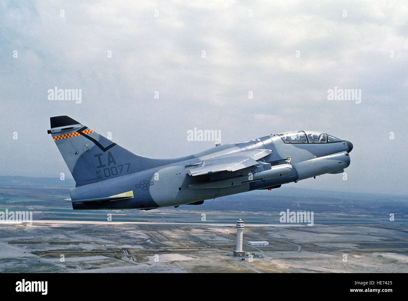 Un 132Tactical Fighter Wing, Iowa Air National Guard A-7D Corsair II velivolo vola sopra la base durante la fase di esercizio di far fronte nord 88-3. Foto Stock