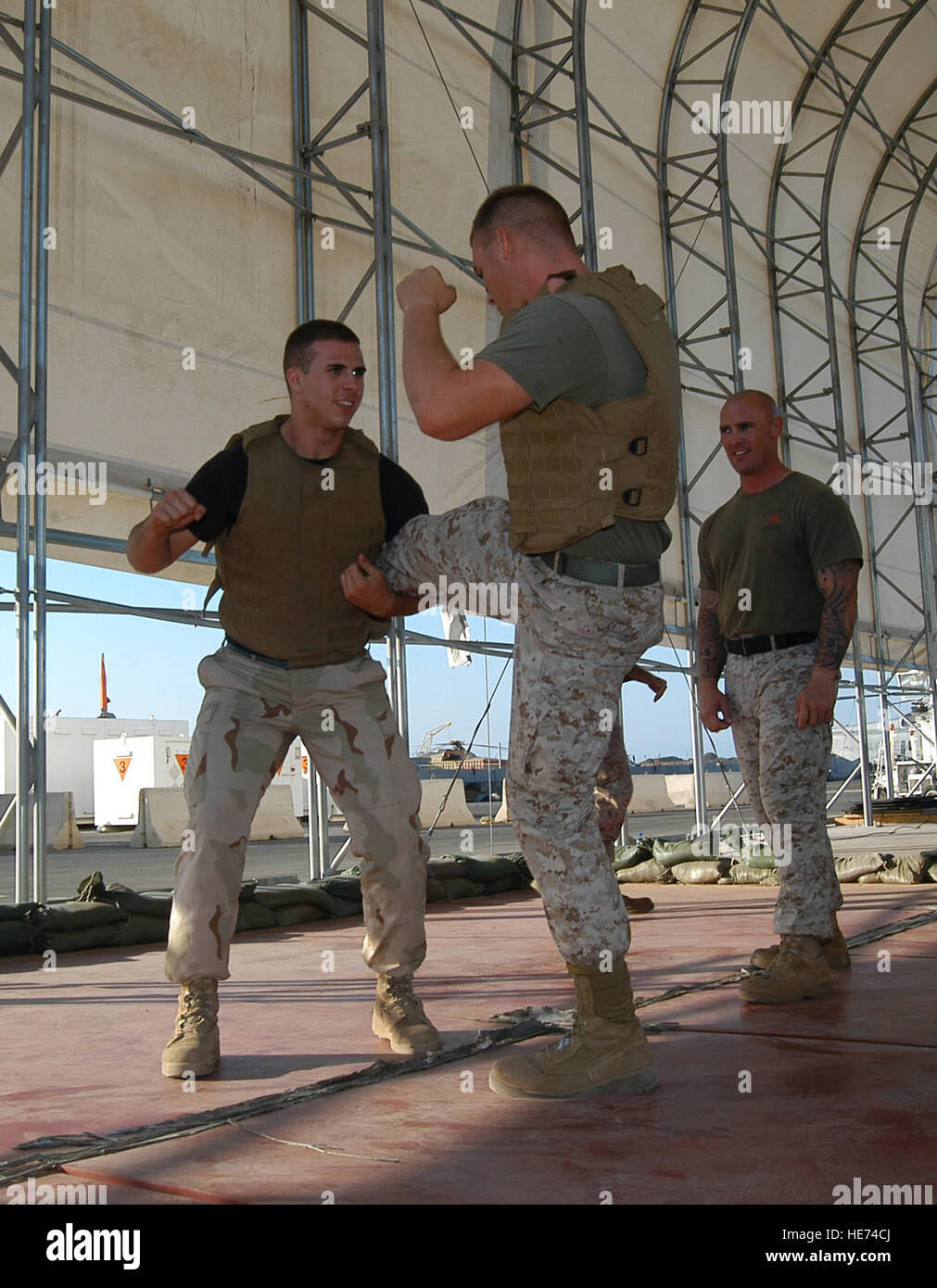 071222-F-6318R-343 CAMP LEMONIER, Gibuti - Airman 1. Classe Joseph M. Cawood (sinistra) esegue il contatore per il round kick su Lancia Marine Cpl. Joshua T. Scrivner (centro) come personale marino Sgt. Jody G. Armentrout (destra) orologi per assicurare la Airman correttamente compie la tecnica. Airman Cawood partecipa con Marines nel corso di supporto per cintura verde durante la Marine Corps Arti Marziali programma mentre è distribuito per il Corno d'Africa. Al fine di ricevere i loro nastri verdi, essi saranno il treno e la pratica più di 128 ore. Airman Cawood, a Buxton, Maine, nativo, è un aerospac Foto Stock