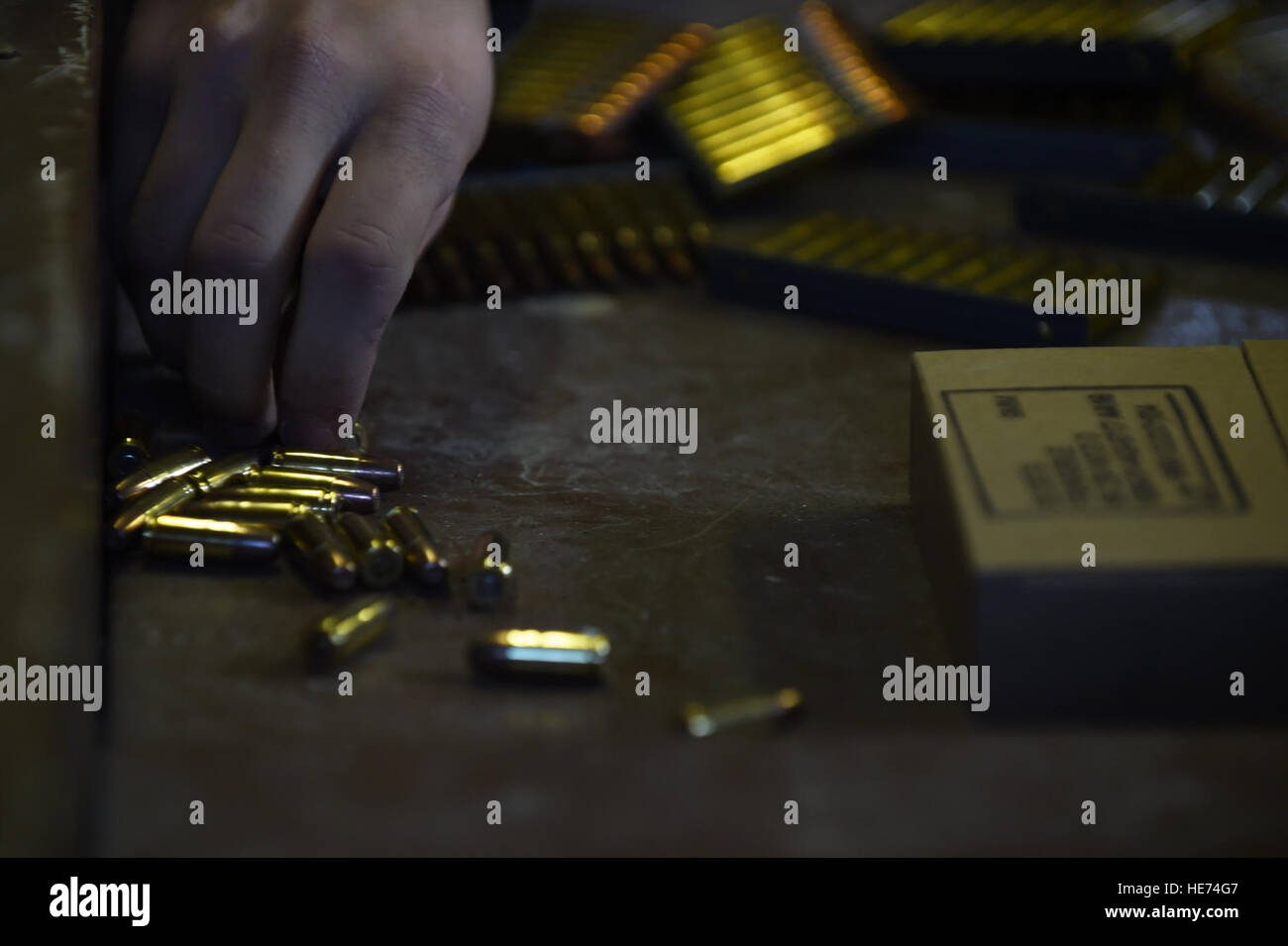 Il personale Sgt. Christian Gosselin, 423rd delle forze di sicurezza Squadron combat arms formazione e manutenzione di istruttore, preleva 9 mm round in preparazione per una competizione di tiro durante la Polizia Nazionale settimana a RAF Molesworth, Inghilterra, 13 maggio 2015. Il concorso consisteva in un allenamento fisico sfida, seguita dalla gamma le punte con la M4 carbine e M9 pistola. Il personale Sgt. Jarad A. Denton Foto Stock