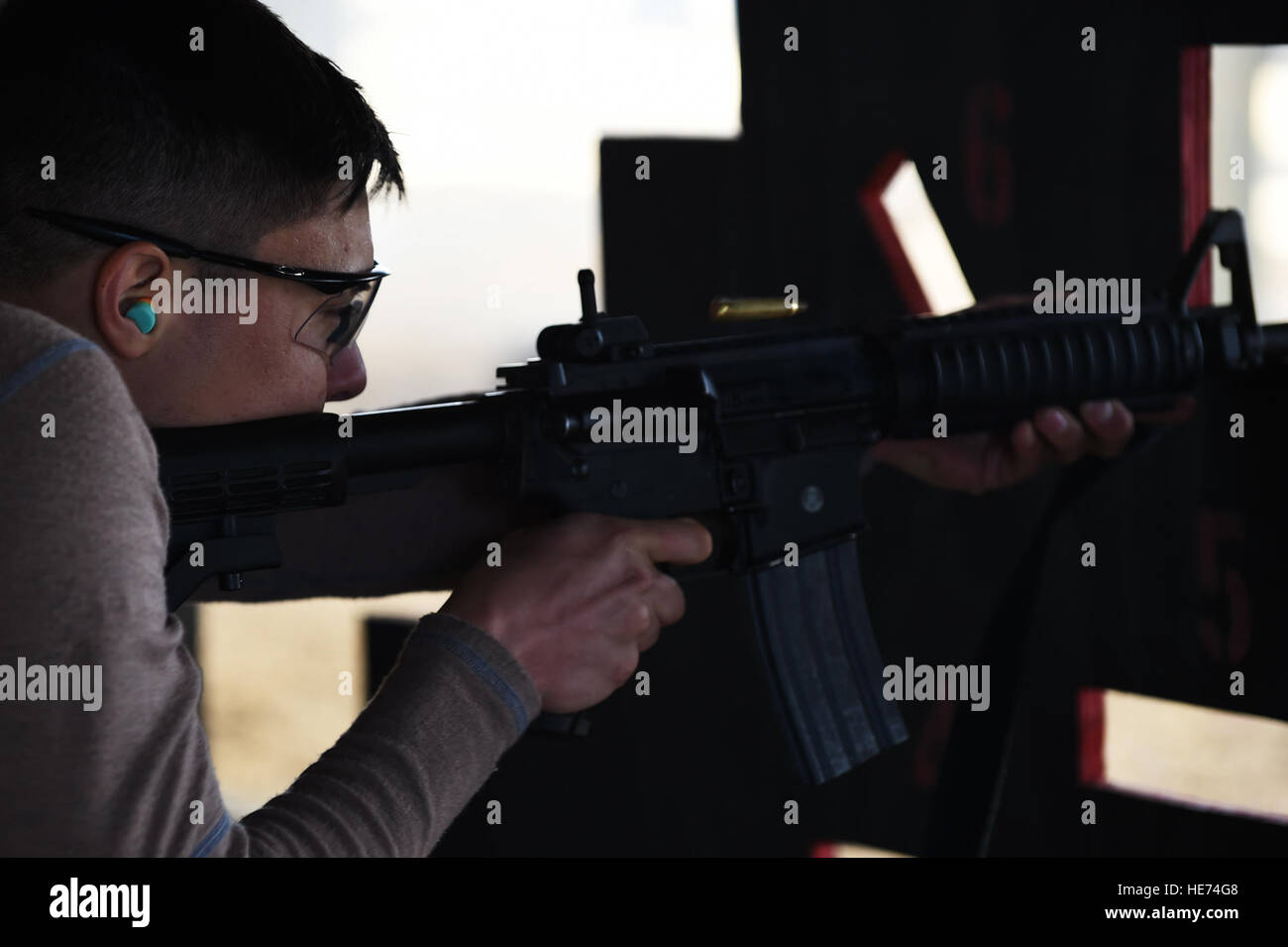 Senior Airman Kevin Sekishiro, 423rd delle forze di sicurezza Squadron patrolman, incendi di un round da un m4 carbine durante una competizione di tiro a RAF Molesworth, Inghilterra, 13 maggio 2015. Sekishiro hanno partecipato al concorso per il supporto della Polizia Nazionale settimana. Il personale Sgt. Jarad A. Denton Foto Stock