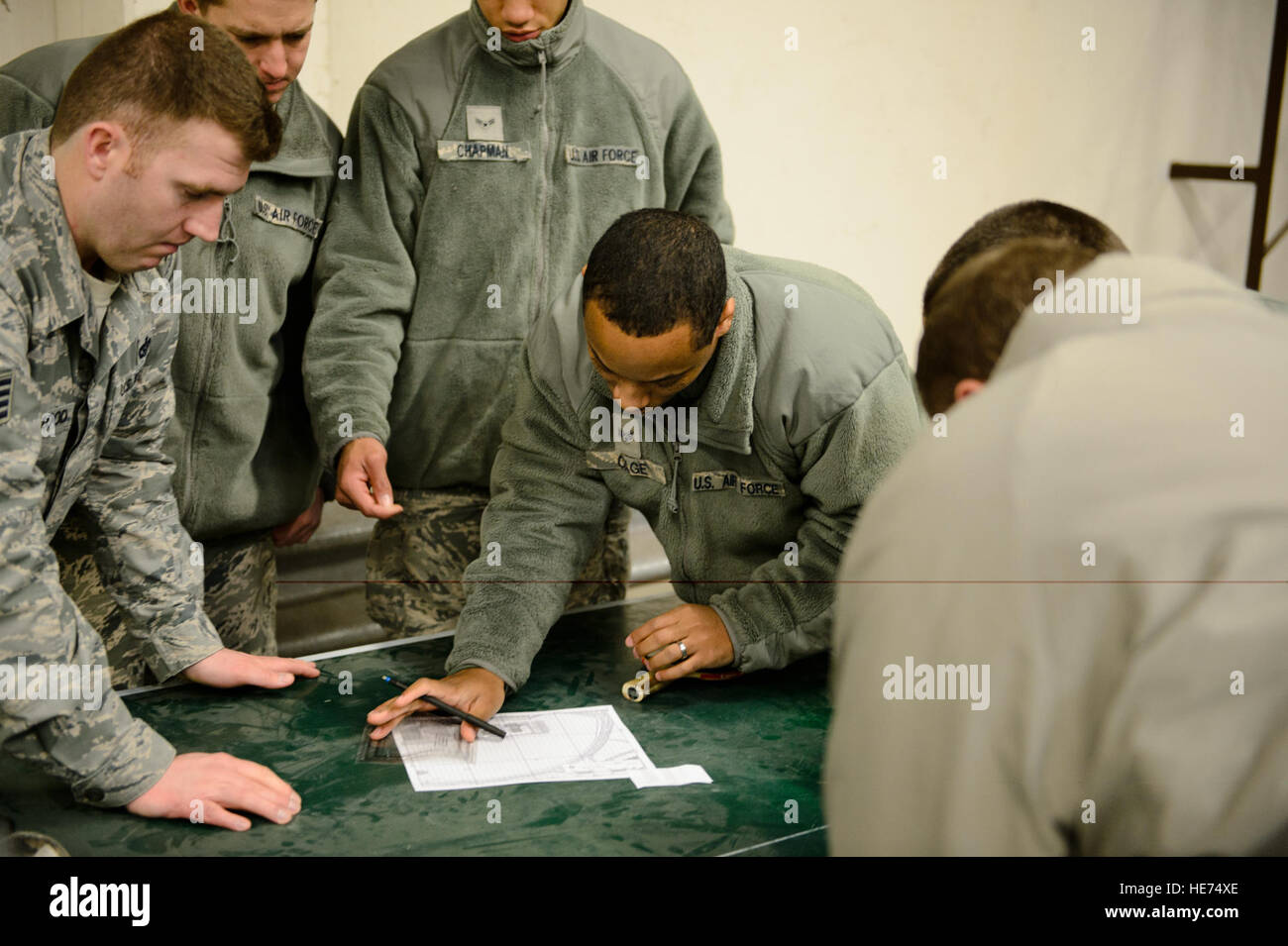 Senior Airman Raymond gabbia, 86Ingegnere Civile Squadron istruttore, mostra i compagni di aviatori come per tracciare e localizzare i punti su una mappa a Ramstein Air Base, Germania, del 12 febbraio 2015. L'ingegnere tecnico e l'eliminazione degli ordigni esplosivi aviatori addestrati altri ingegneri sulla navigazione terrestre durante la loro giornata di training. Senior Airman Armando A. Schwier-Morales) Foto Stock