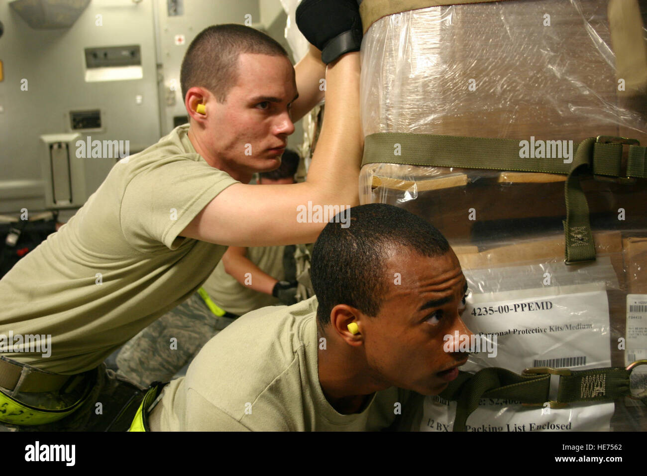 Loadmaster Senior Airman Toby Roper guida un carrello elevatore a forche in posizione di rimuovere uno dei due palette di personale kit di protezione a bordo di una U.S. Air Force C-17 Globemaster, sabato 9 maggio. Ciascuna delle due palette conteneva più di 3.500 libbre di attrezzature per aiutare gli operatori sanitari impedire la diffusione del virus H1N1 virus. I kit sono parte di un U.S. Agenzia per lo Sviluppo Internazionale spedizione ad Haiti, Guatemala, Honduras, El Salvador, Nicaragua e il Belize per aiutare questi paesi a prepararsi per un potenziale focolaio del virus H1N1 dell'influenza. Foto Stock