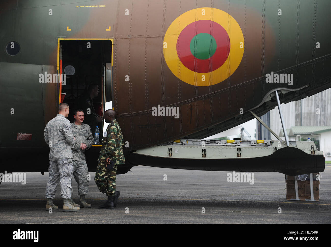 I consulenti per il porto aereo e la manutenzione degli aeromobili della U.S. Air Force del 818th Mobility Support Advisory Squadron presso Joint base McGuire-Dix-Lakehurst interagiscono con il personale della nazione partner dell'Africa centrale presso la Douala Air Force base, Camerun, durante l'accordo centrale 2013, un'esercitazione congiunta che promuove la cooperazione militare regionale e l'interoperabilità. Foto Stock