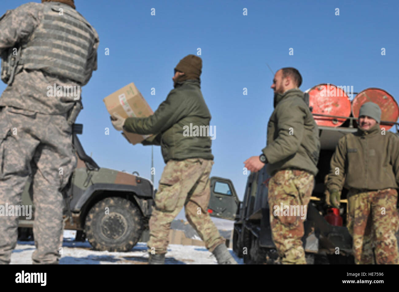 Stati Uniti Soldati provenienti da Fort Carson, Colo., e soldati italiani dal Reggimento Alpini a Udine, Italia, lavorano insieme per lo scarico di un carico durante una missione di riordino per combattere avamposto Sigma, Provincia di Baghdis, Afghanistan Gen 15, 2011. I materiali di consumo sono catapultato in avanti nella posizione di base operativa Todd e quindi convogliato fuori di 16 poliziotti nei pressi di FOB Todd. L'esercito italiano Brig. Gen. Marcello Bellacicco, Regionale Command-West commander, ha detto che l'America contribuisce enormemente alla catena di approvvigionamento nella sua regione e grato per gli Stati Uniti Air Force il suo costante impegno per la coalizione. Tech. Sgt. Kevin Wallace) Foto Stock