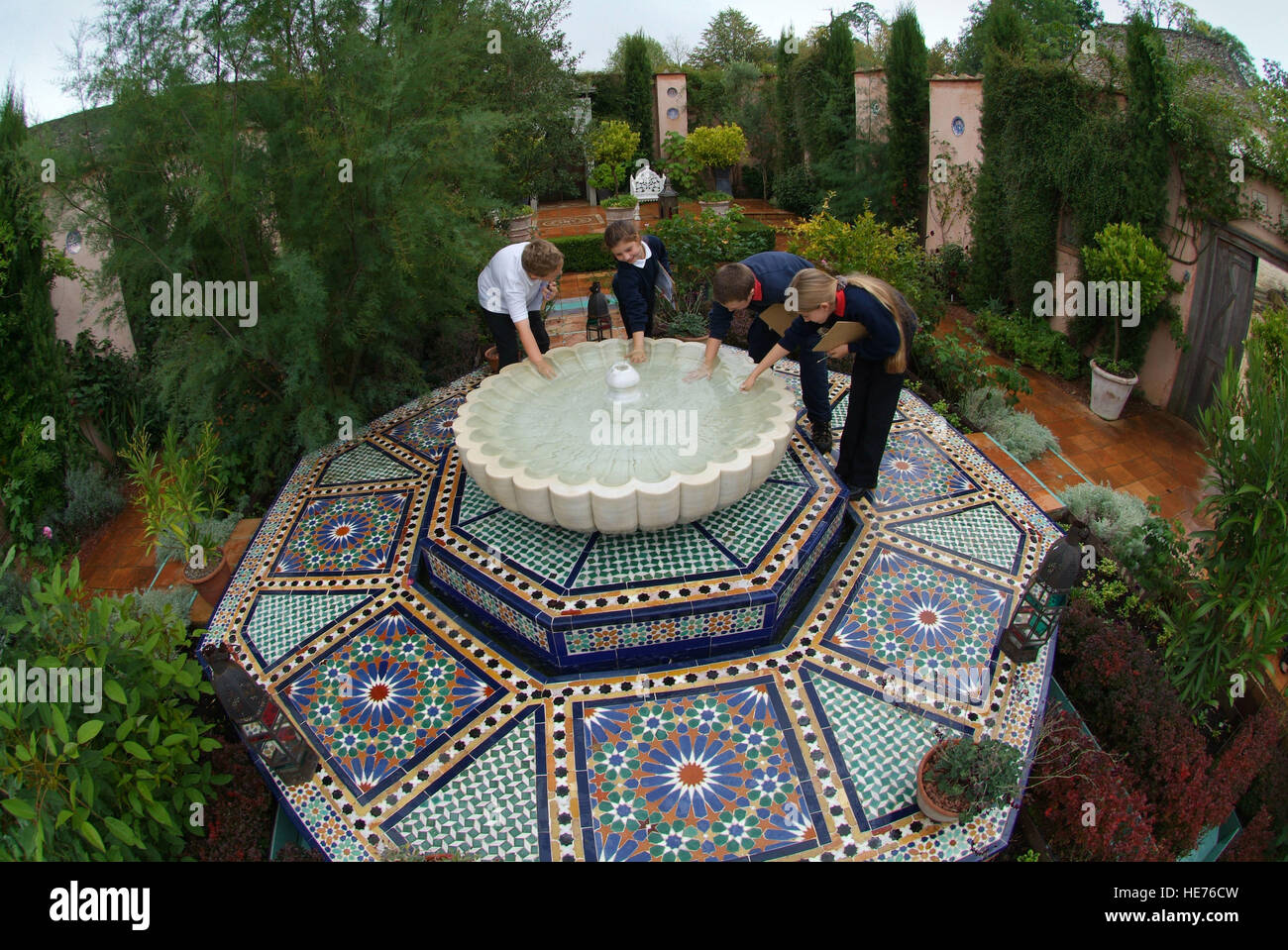Scolari visitando il giardino islamico a highgrove house, che è stato creato da Sua Altezza Reale il Principe di Galles. Foto Stock