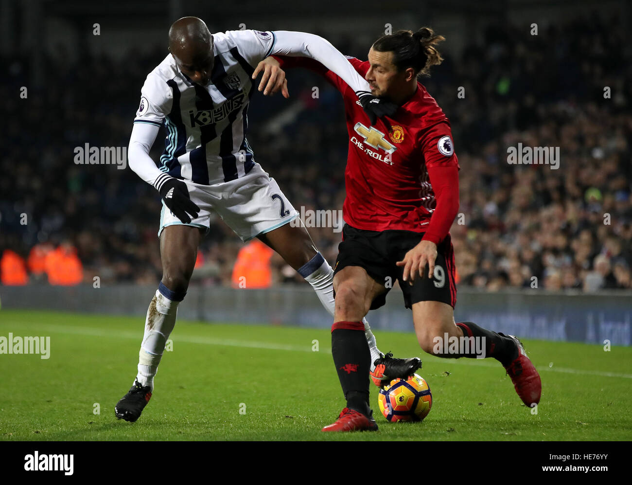 Il Manchester United Zlatan Ibrahimovic (destra) e West Bromwich Albion's Allan Nyom battaglia per la palla durante il match di Premier League al The Hawthorns, West Bromwich. Foto Stock