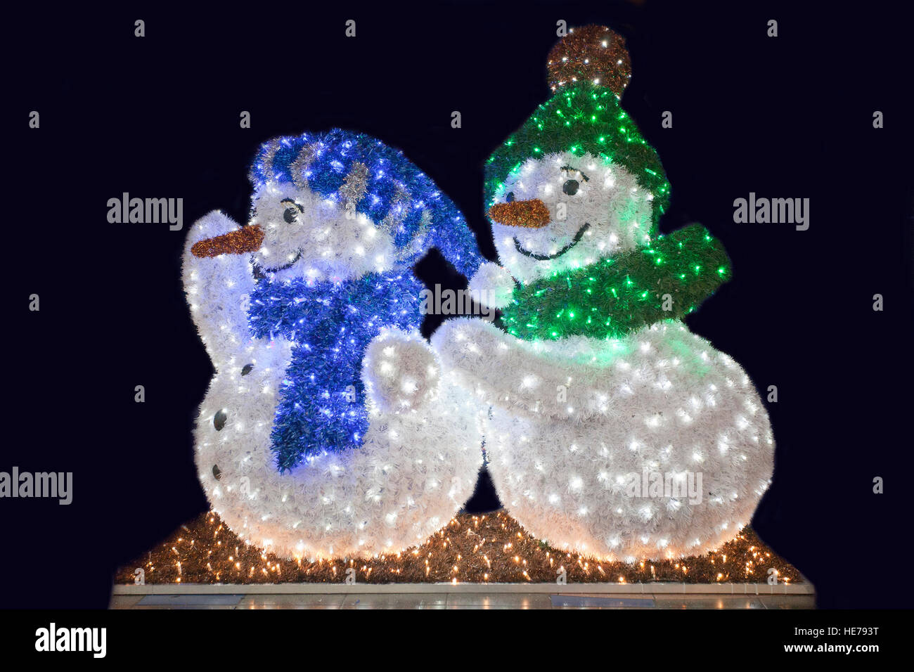 Felice Simpatici pupazzi di neve in piedi come un inverno sfondo di Natale Foto Stock