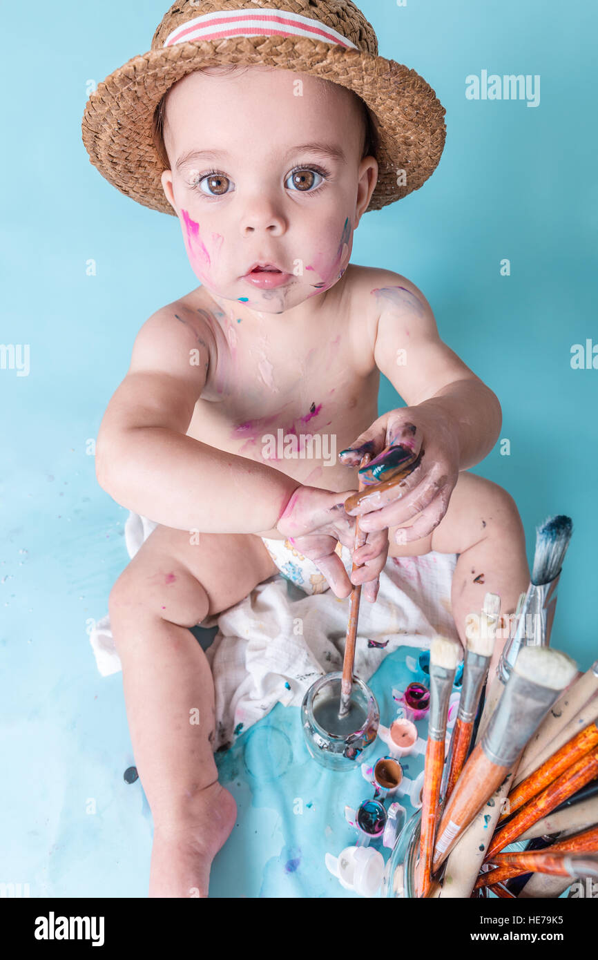 Carino Bambina con un cappello coperto di vernice Foto Stock