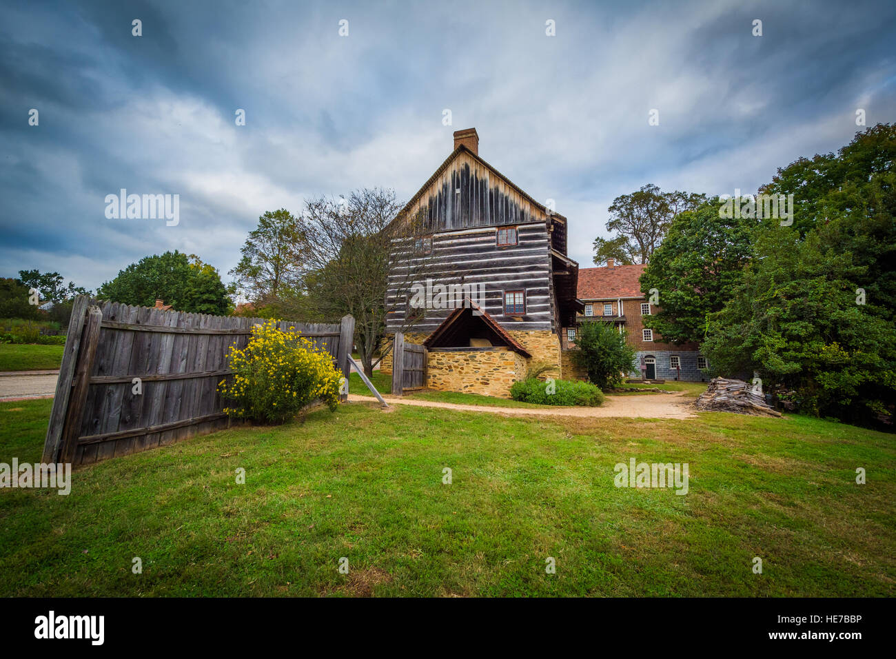 Recinzione e vecchio fienile nella Vecchia Salem Historic District, in Winston-Salem, North Carolina. Foto Stock