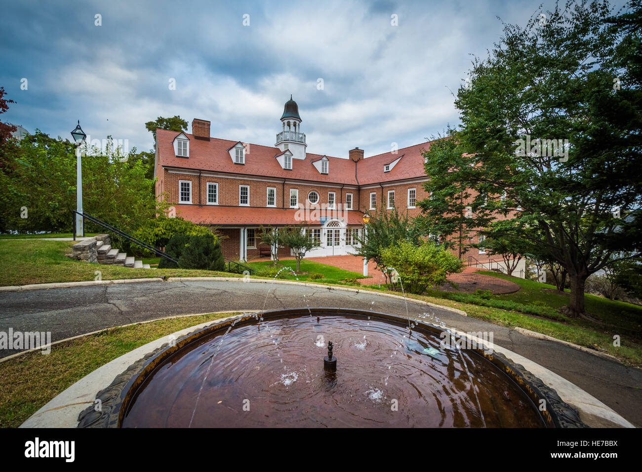 Fontana e un edificio a Salem College, in Winston-Salem, North Carolina. Foto Stock