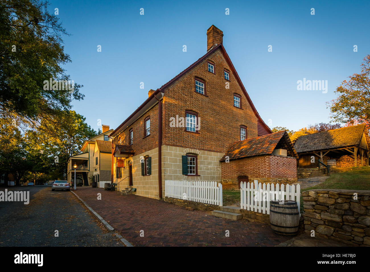 Vecchia casa di mattoni nella Vecchia Salem Historic District, in Winston-Salem, North Carolina. Foto Stock