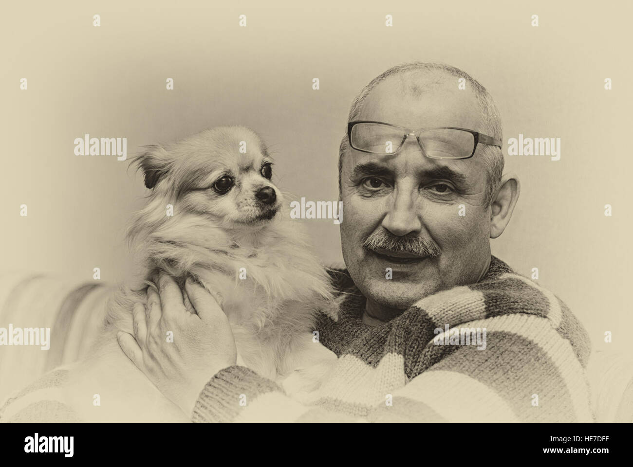 Una vecchia foto ritratto stilizzato di un uomo e il suo simpatico cagnolino Foto Stock