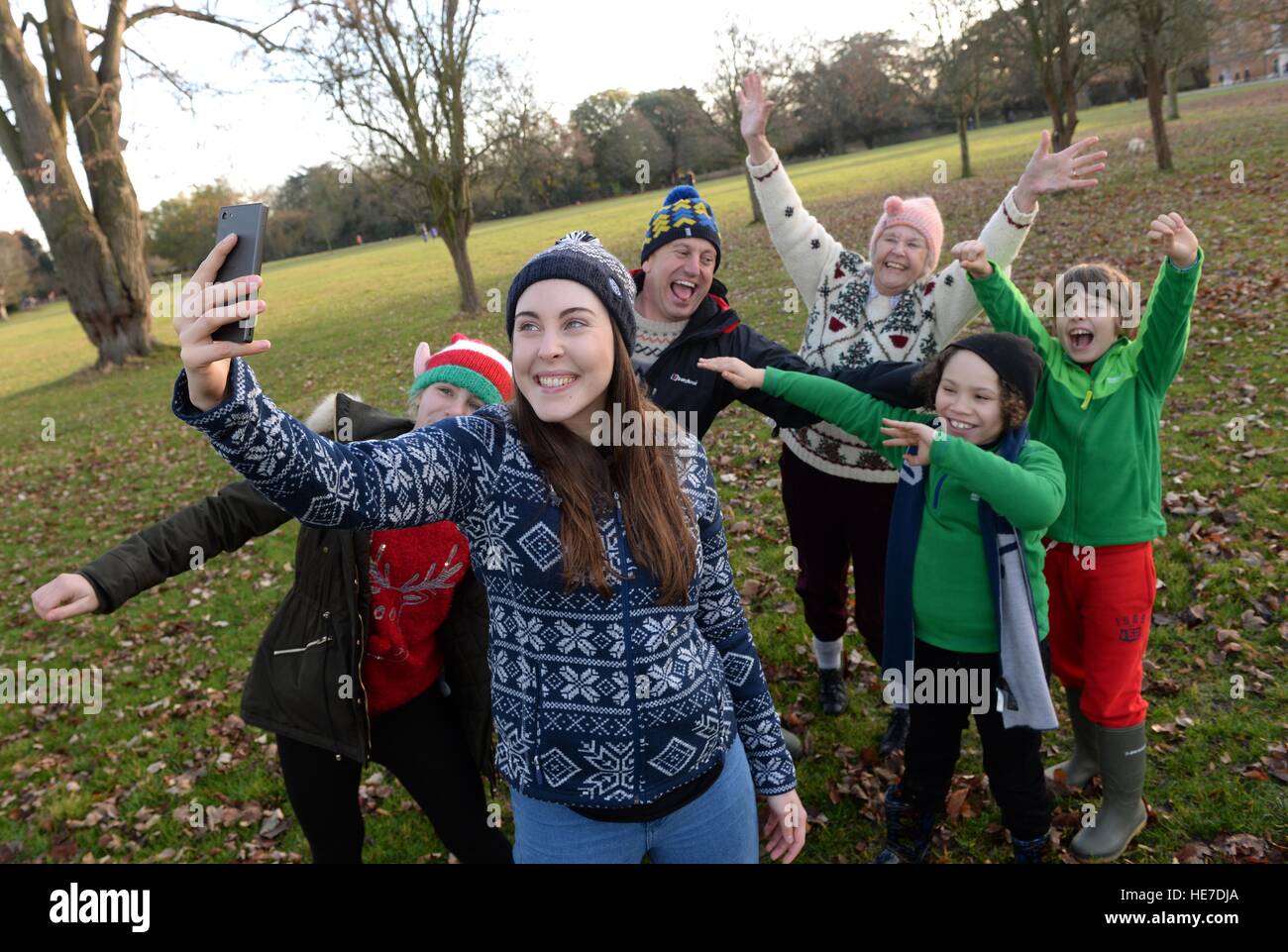 Le persone che si godono una passeggiata presso il National Trust Osterley Park, una residenza georgiana country estate nella zona ovest di Londra. Con 43 milioni di inglesi la pianificazione di una famiglia di festa a piedi questo Natale, il National Trust ha svelato "l'12 passeggiate di Natale' &acirc;â€Â" la sua sommità 12 passeggiate invernali. Foto Stock