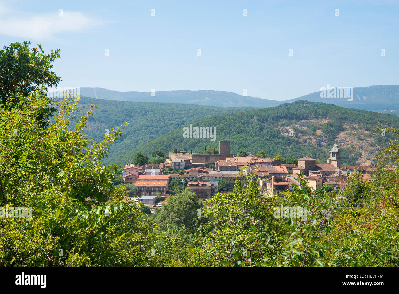 Panoramica del villaggio e del paesaggio. San Martin del Castañar, Sierra de Francia Riserva Naturale, provincia di Salamanca, Castilla Leon, Spagna. Foto Stock