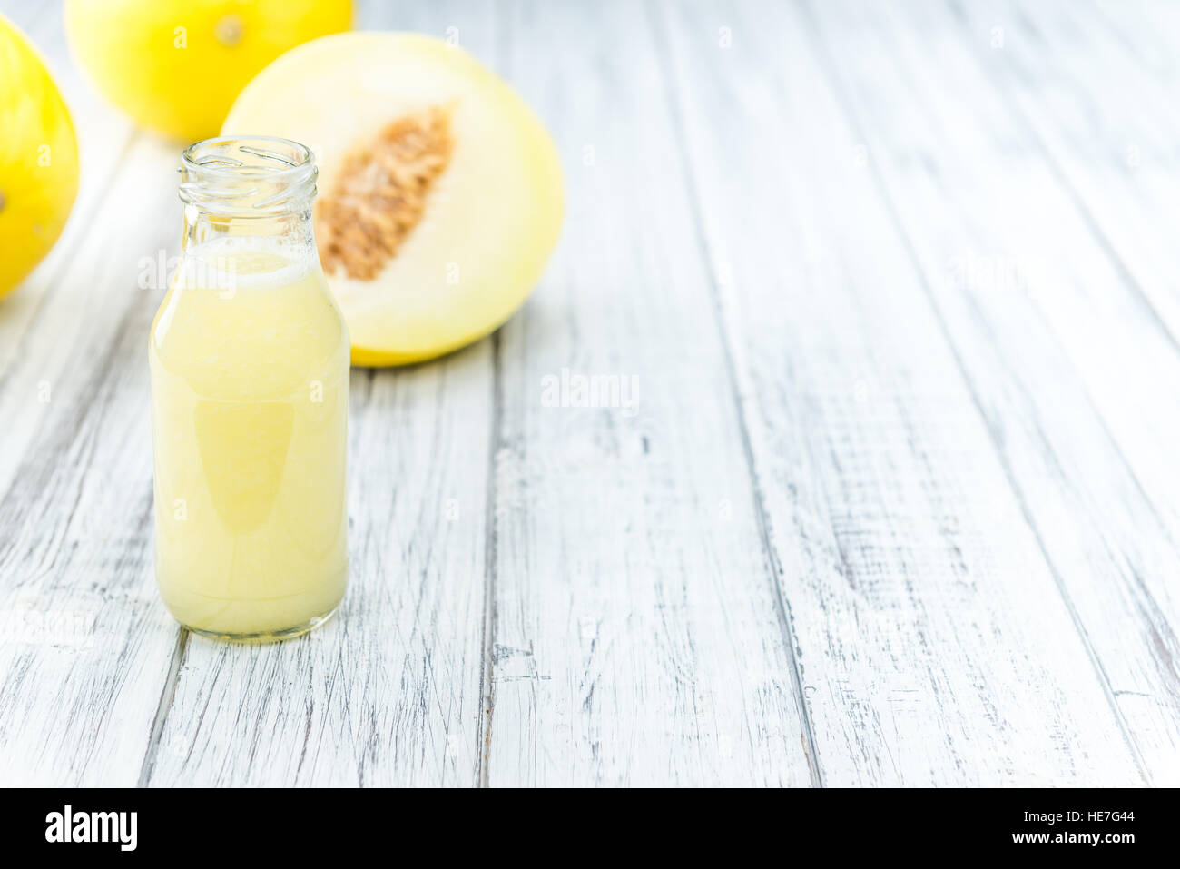 In casa di melone Honeydew Smoothie su sfondo di legno (messa a fuoco selettiva) Foto Stock