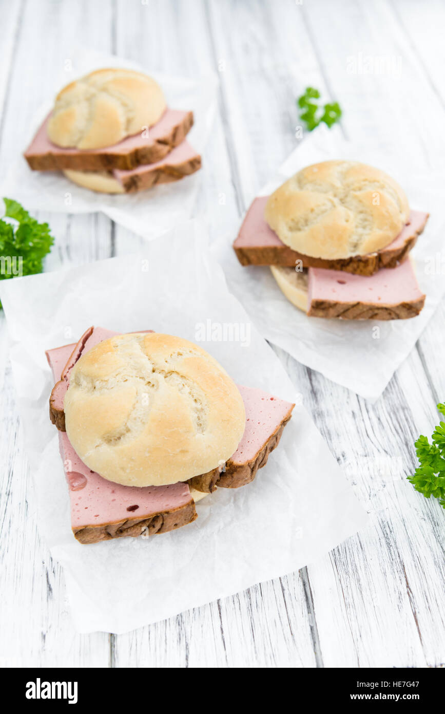 Pagnotta di carne sul legno rustico sfondo (close-up shot) Foto Stock