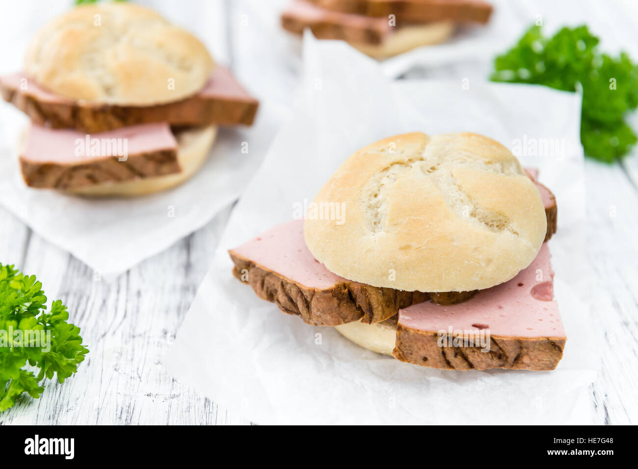 In casa pagnotta di carne su vintage di sfondo (il fuoco selettivo; close-up shot) Foto Stock