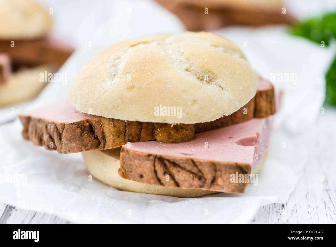 Il tedesco Leberkaese come dettagliato alta close-up shot su un vintage tavolo in legno (messa a fuoco selettiva) Foto Stock
