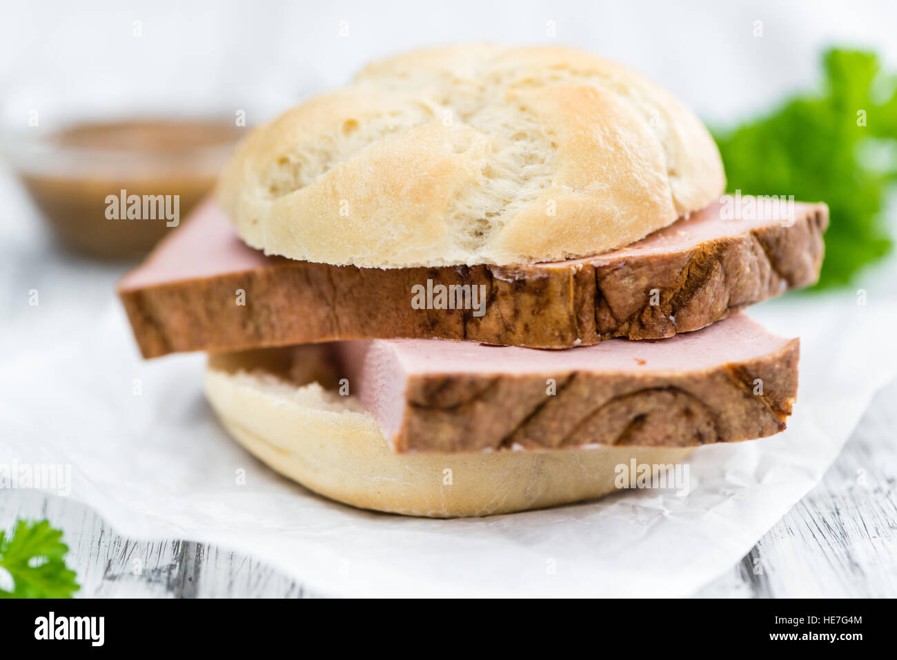 Leberkaese su un sfondo vintage come dettagliato di close-up shot (messa a fuoco selettiva) Foto Stock