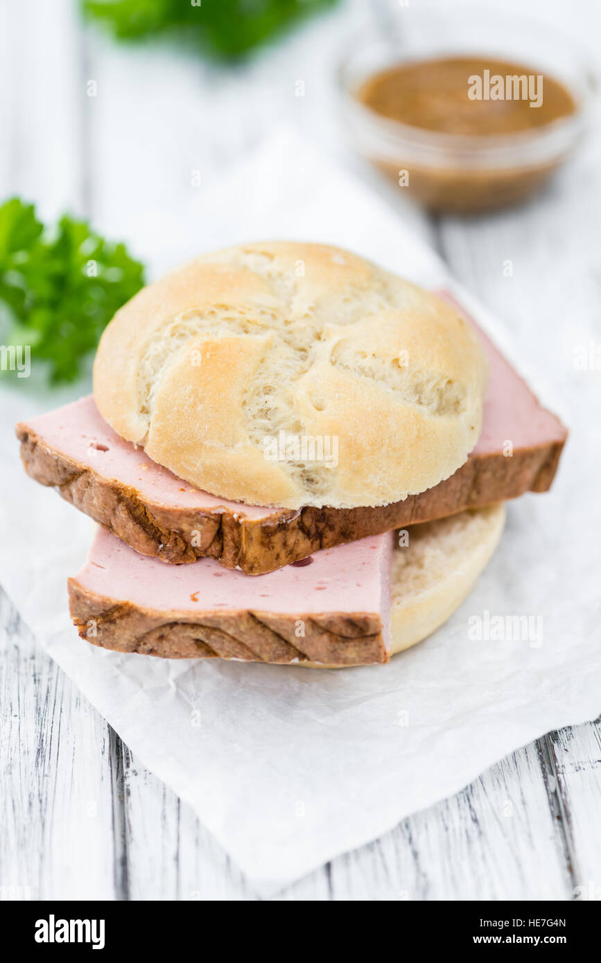 Pagnotta di carne sul legno rustico sfondo (close-up shot) Foto Stock