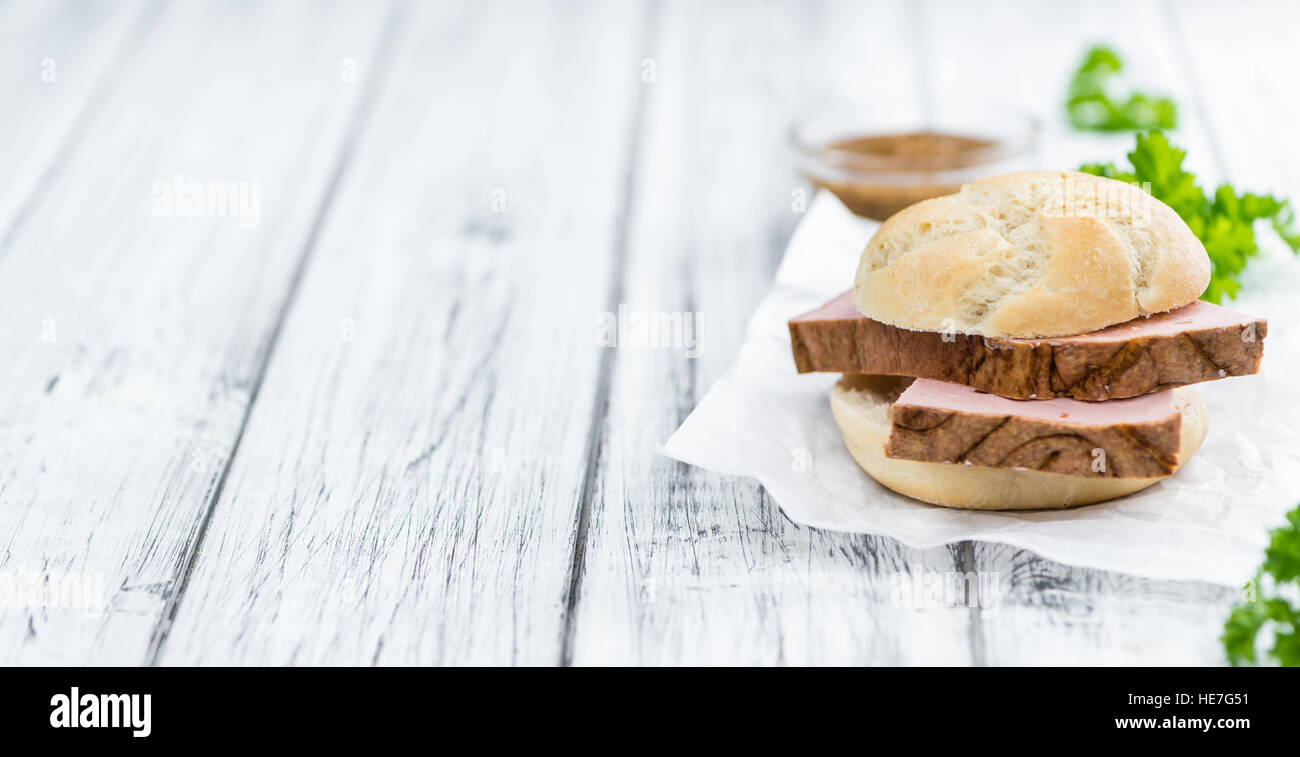 Il tedesco Leberkaese come dettagliato alta close-up shot su un vintage tavolo in legno (messa a fuoco selettiva) Foto Stock