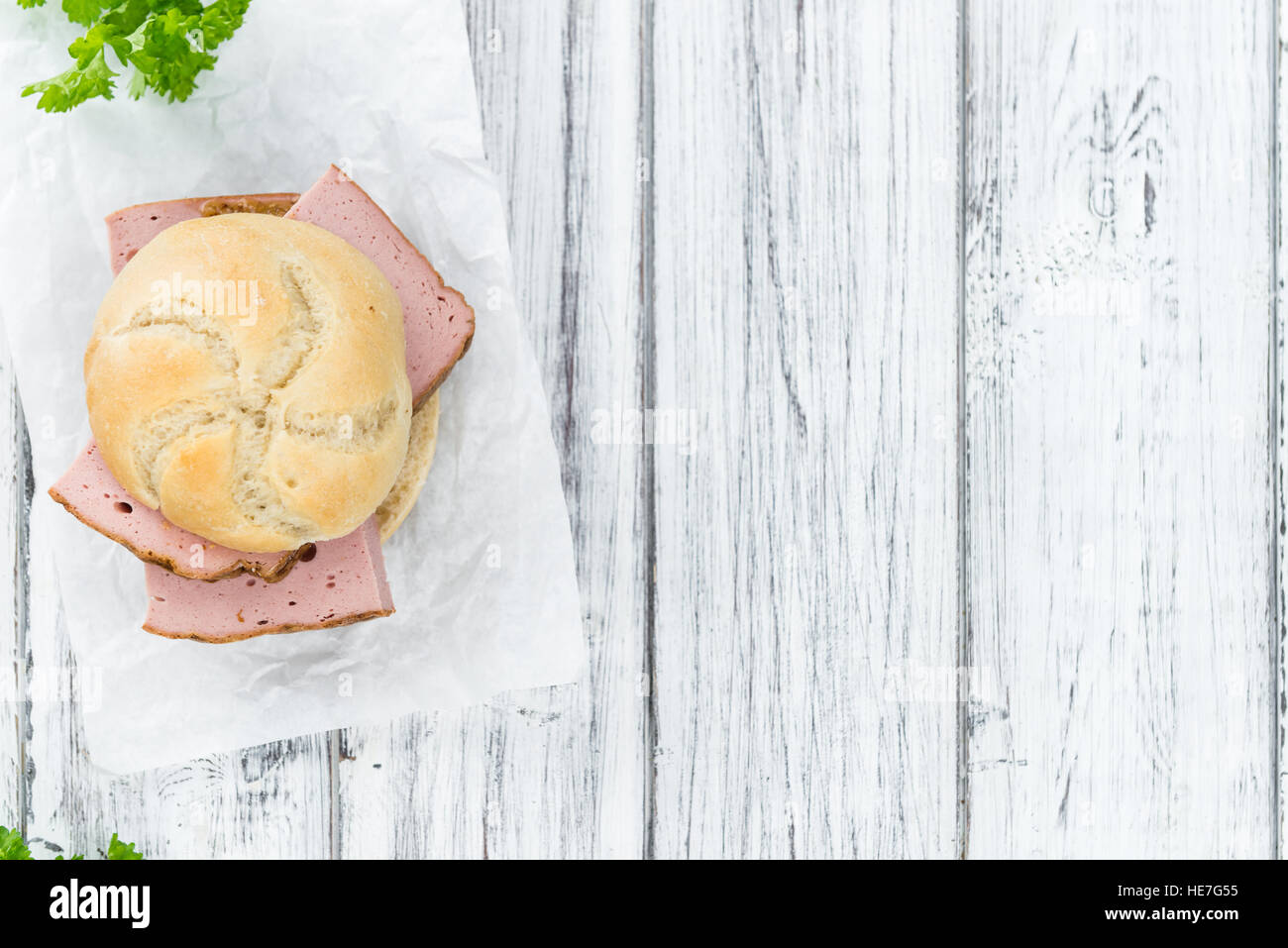 In casa pagnotta di carne su vintage di sfondo (il fuoco selettivo; close-up shot) Foto Stock