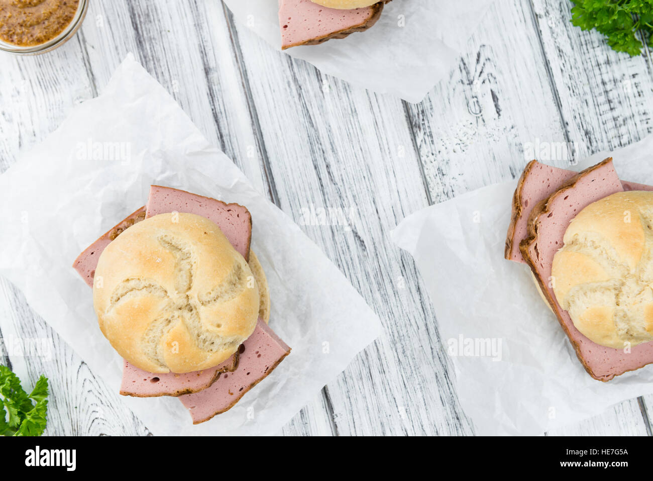 Il tedesco Leberkaese come dettagliato alta close-up shot su un vintage tavolo in legno (messa a fuoco selettiva) Foto Stock