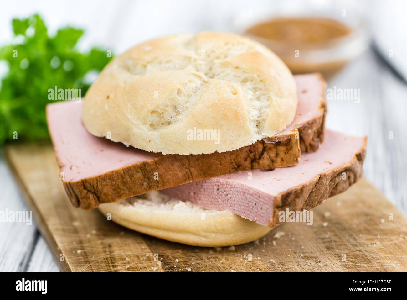 Pagnotta di carne sul legno rustico sfondo (close-up shot) Foto Stock