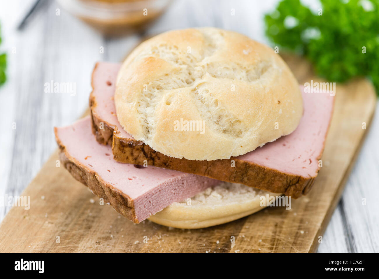 In casa pagnotta di carne su vintage di sfondo (il fuoco selettivo; close-up shot) Foto Stock