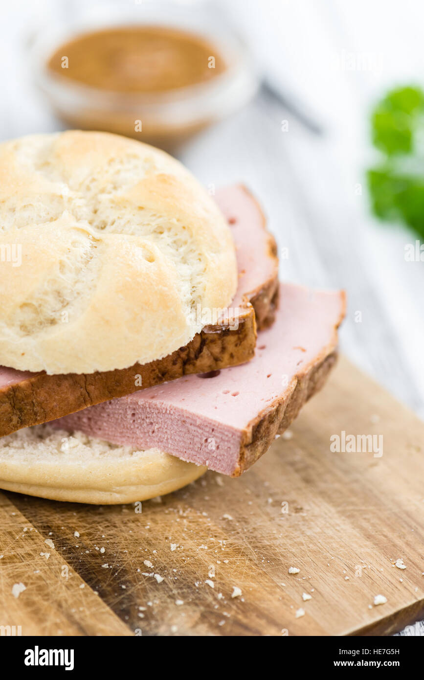 Il tedesco Leberkaese come dettagliato alta close-up shot su un vintage tavolo in legno (messa a fuoco selettiva) Foto Stock