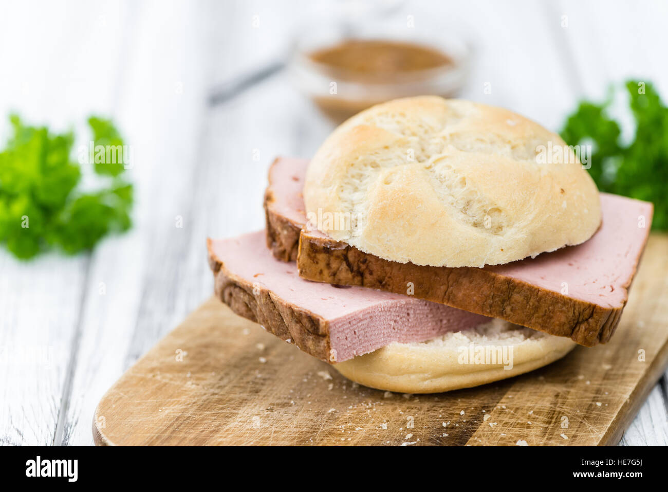 In casa pagnotta di carne su vintage di sfondo (il fuoco selettivo; close-up shot) Foto Stock