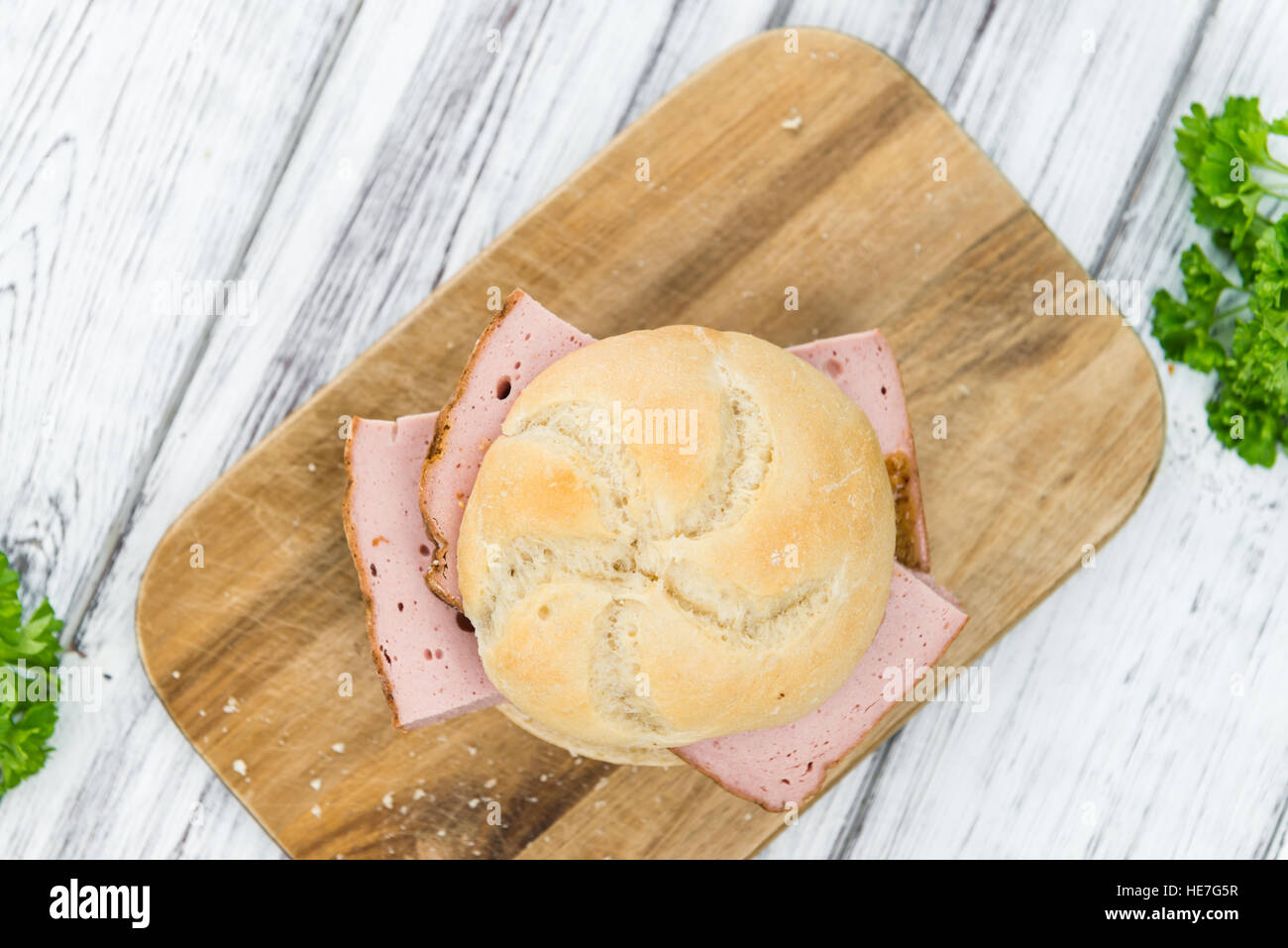 Pagnotta di carne sul legno rustico sfondo (close-up shot) Foto Stock