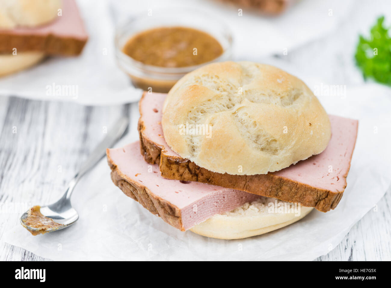 In casa pagnotta di carne su vintage di sfondo (il fuoco selettivo; close-up shot) Foto Stock