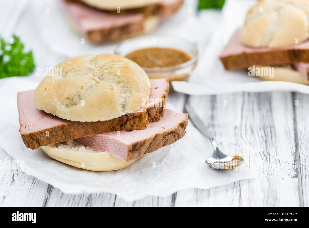 Il tedesco Leberkaese come dettagliato alta close-up shot su un vintage tavolo in legno (messa a fuoco selettiva) Foto Stock