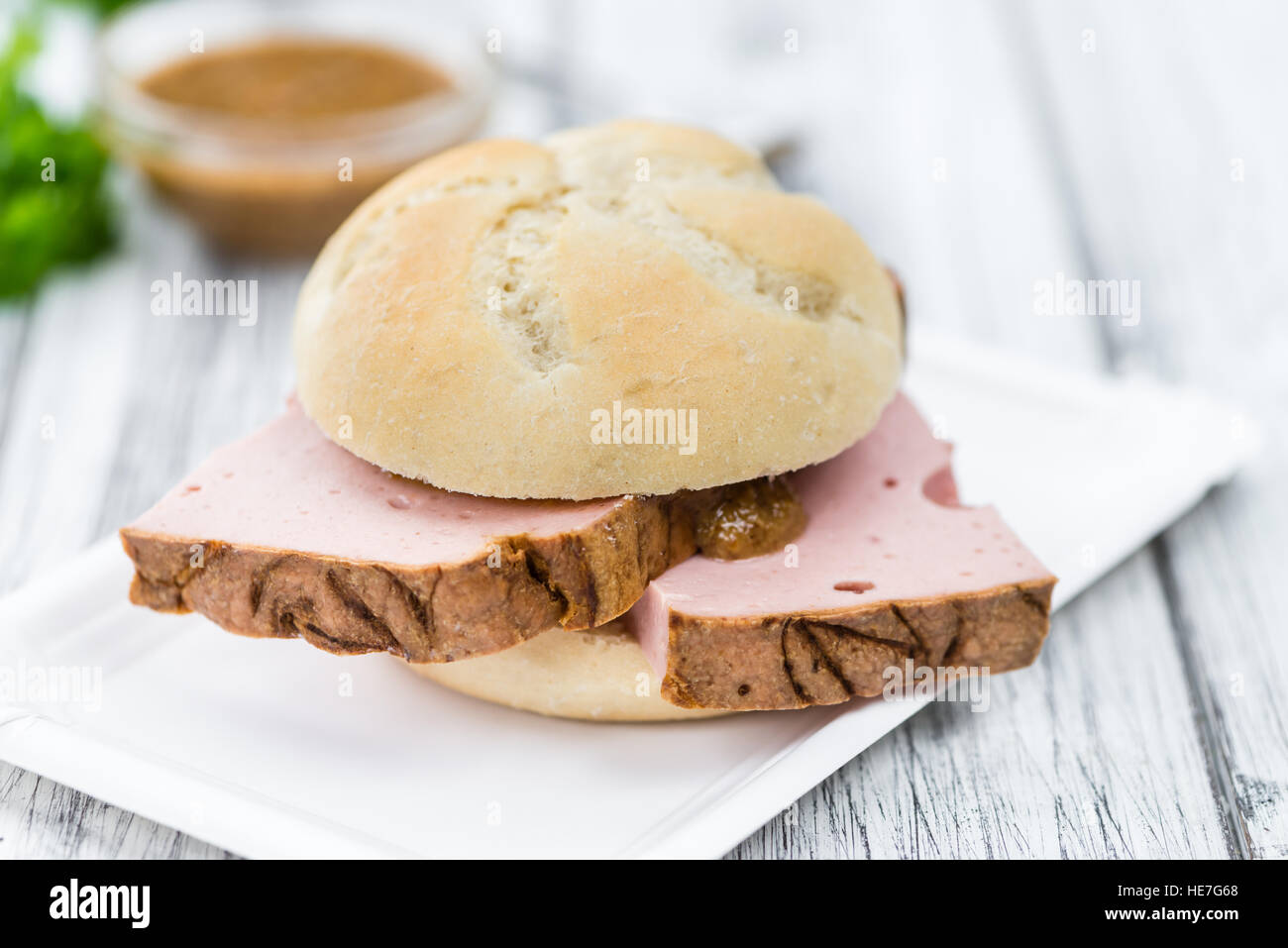 In casa pagnotta di carne su vintage di sfondo (il fuoco selettivo; close-up shot) Foto Stock