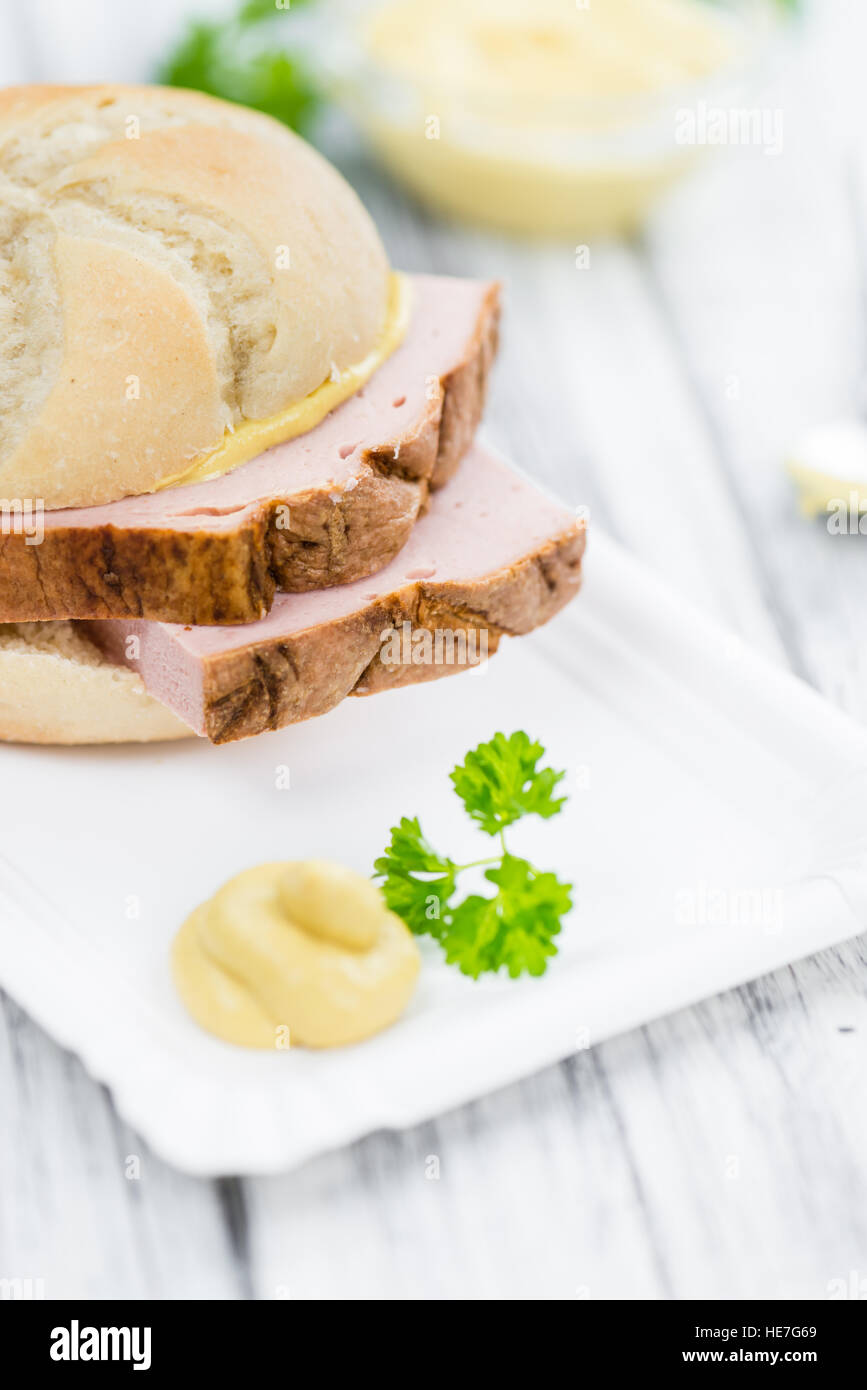 Pagnotta di carne sul legno rustico sfondo (close-up shot) Foto Stock