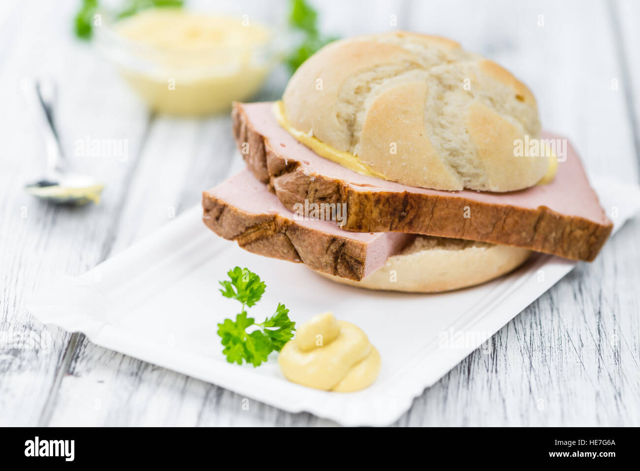 Il tedesco Leberkaese come dettagliato alta close-up shot su un vintage tavolo in legno (messa a fuoco selettiva) Foto Stock