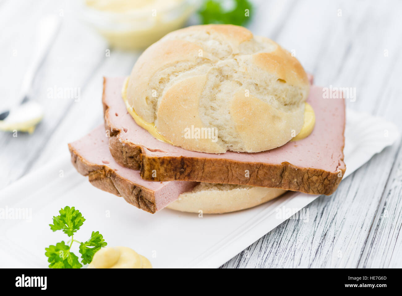 In casa pagnotta di carne su vintage di sfondo (il fuoco selettivo; close-up shot) Foto Stock