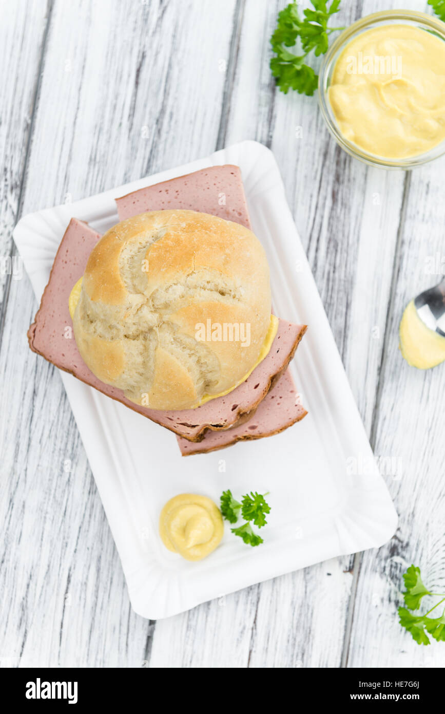 Il tedesco Leberkaese come dettagliato alta close-up shot su un vintage tavolo in legno (messa a fuoco selettiva) Foto Stock