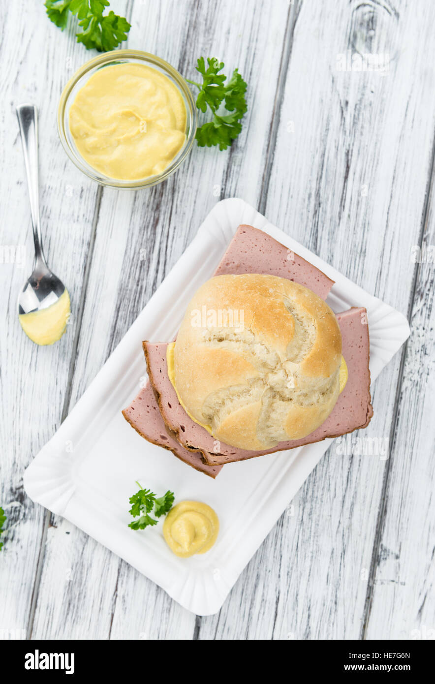 Pagnotta di carne sul legno rustico sfondo (close-up shot) Foto Stock