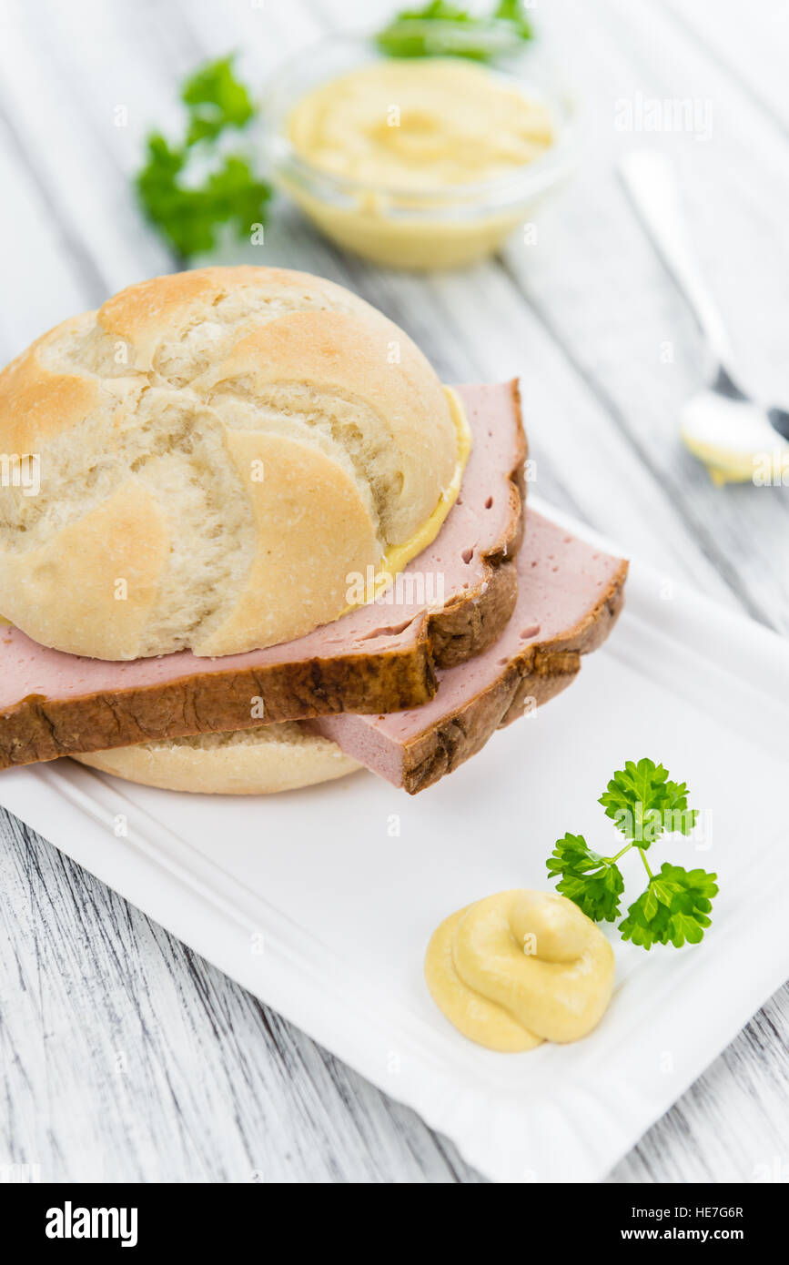 Leberkaese su un sfondo vintage come dettagliato di close-up shot (messa a fuoco selettiva) Foto Stock