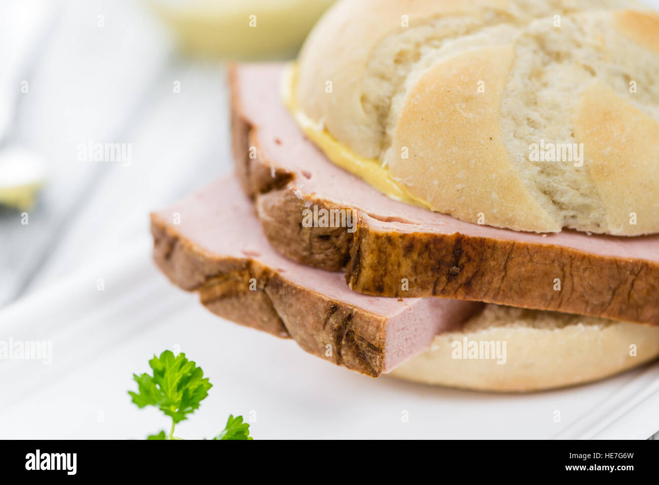 Il tedesco Leberkaese come dettagliato alta close-up shot su un vintage tavolo in legno (messa a fuoco selettiva) Foto Stock