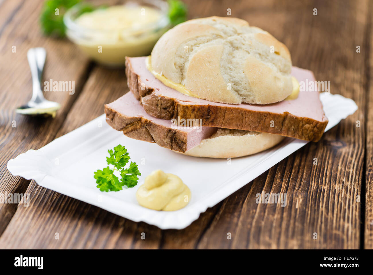 In casa pagnotta di carne su vintage di sfondo (il fuoco selettivo; close-up shot) Foto Stock