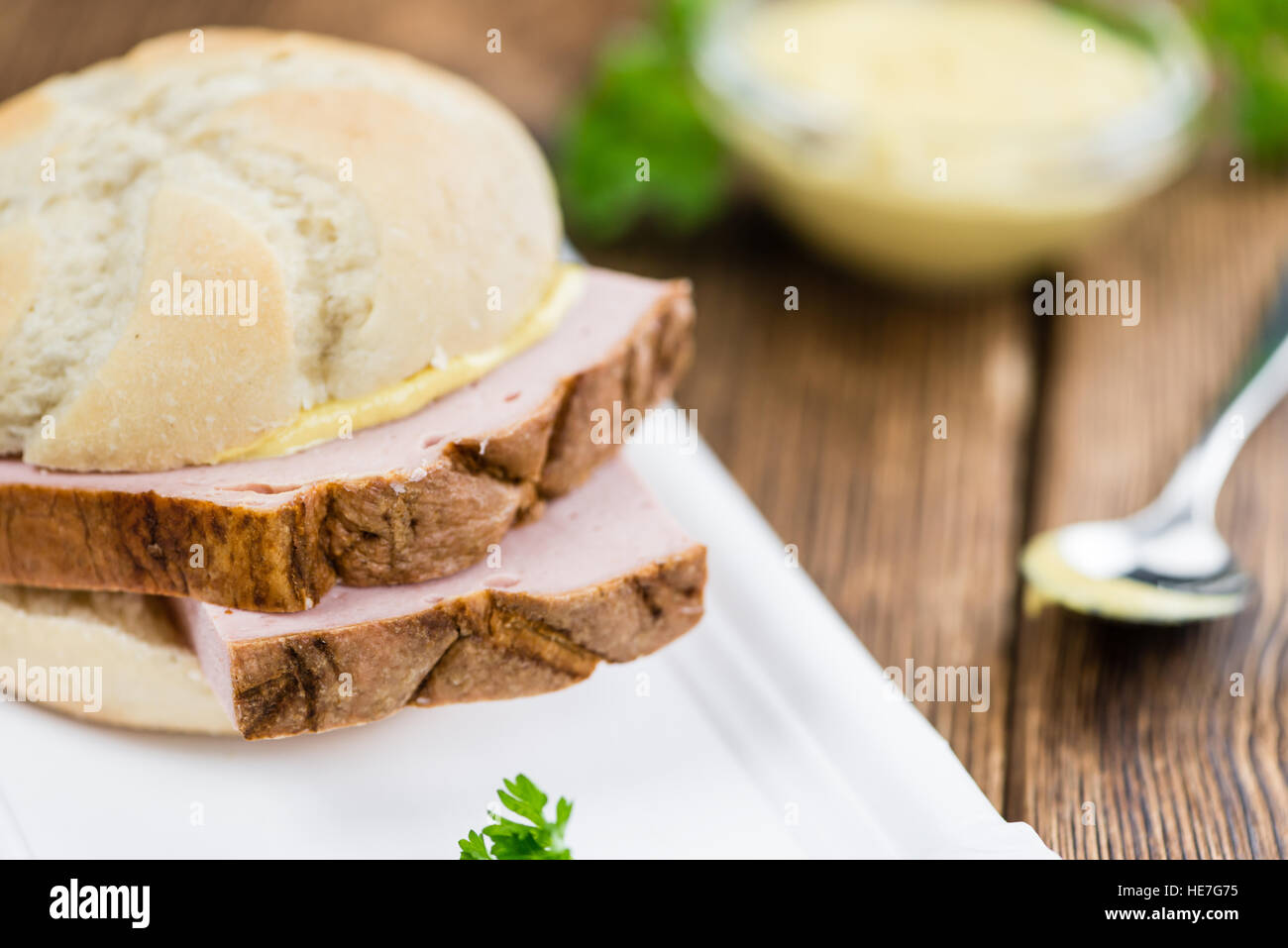 Pagnotta di carne sul legno rustico sfondo (close-up shot) Foto Stock