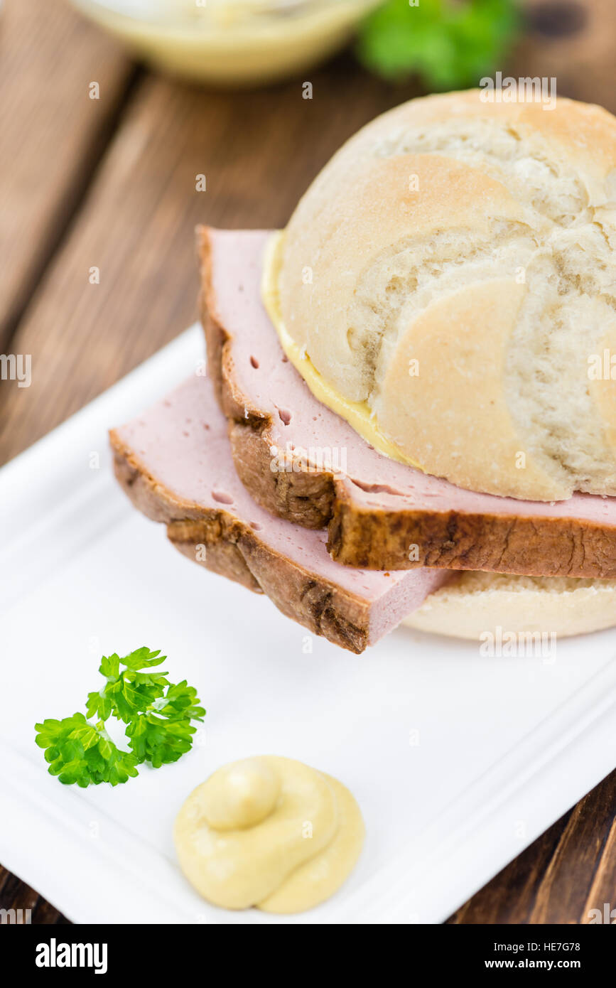In casa pagnotta di carne su vintage di sfondo (il fuoco selettivo; close-up shot) Foto Stock