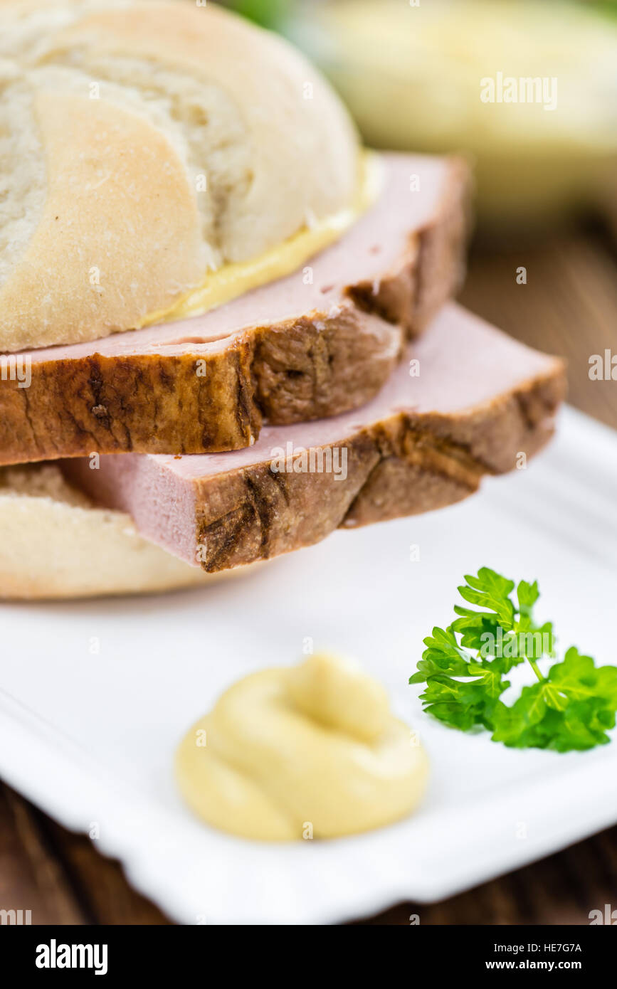 Leberkaese su un sfondo vintage come dettagliato di close-up shot (messa a fuoco selettiva) Foto Stock